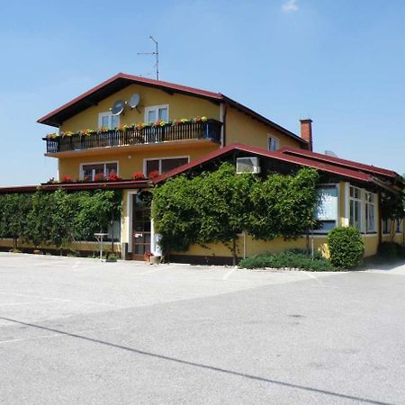 Gostilna Marta Hotel Oslusevci Eksteriør billede