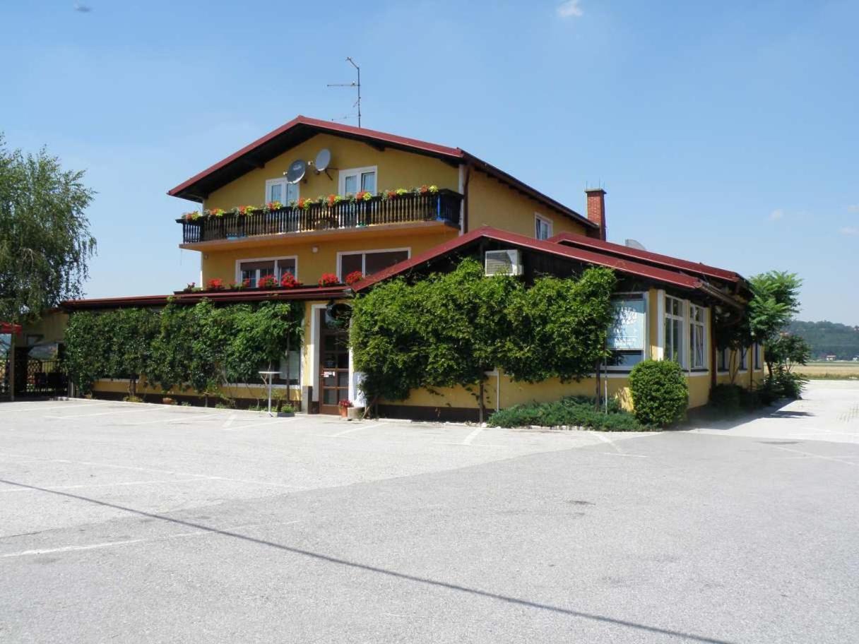 Gostilna Marta Hotel Oslusevci Eksteriør billede